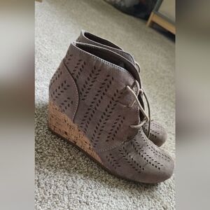 Brown Wedge Shoes with Textured Detailing